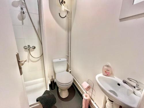 une petite salle de bain avec toilettes et lavabo dans l'établissement Le Studio Courbevoie 2P BAIL MOBILITE, à Courbevoie