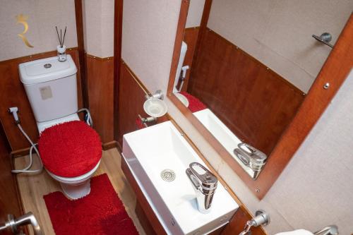 Koupelna v ubytování A Serene Getaway Loloa Pleasure Houseboat