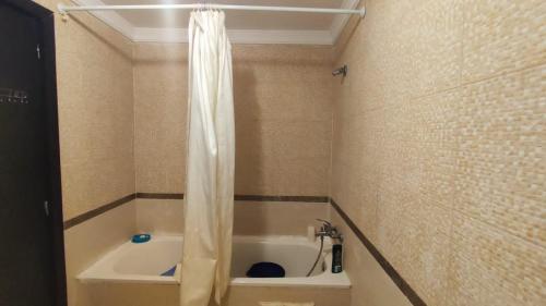 Kúpeľňa v ubytovaní Jolie appartement avec piscine à Ryad Sofia Martil,Tetouan