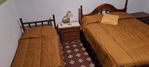 duas camas sentadas uma ao lado da outra num quarto em Casa Linda em Salta