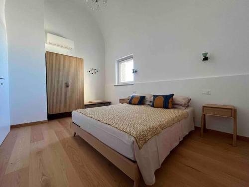 een slaapkamer met een groot bed in een kamer bij Palazzo Lamantea Boutique Rooms in Bisceglie