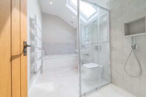 カーンフォースにあるNo 3 The Coach Houseのバスルーム(ガラス張りのシャワー、トイレ付)