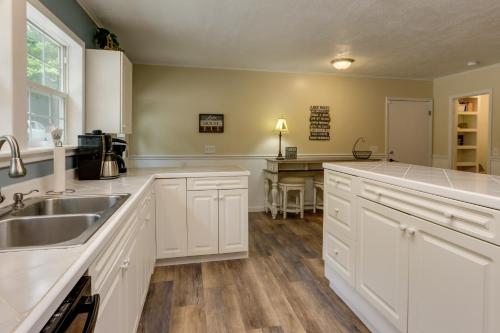 Η κουζίνα ή μικρή κουζίνα στο Dock and Screened Porch Lake of the Ozarks Getaway!