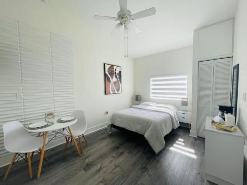 a bedroom with a bed and a table and chairs at Alma Guest Suite in Miami