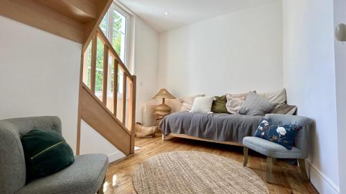 a living room with a couch and two chairs at Nolette en baie maison de campagne in Noyelles-sur-Mer