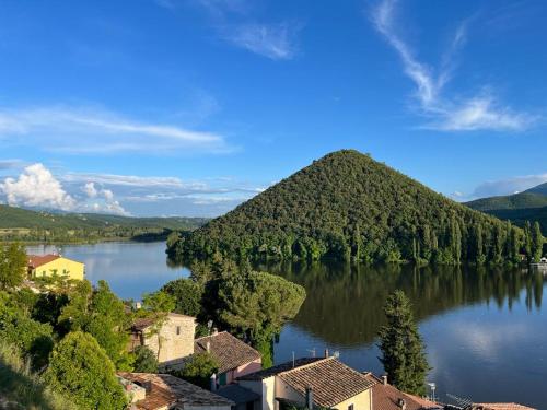 ピエディルコにあるVecchia Osteriaの山付きの大きな湖の景色