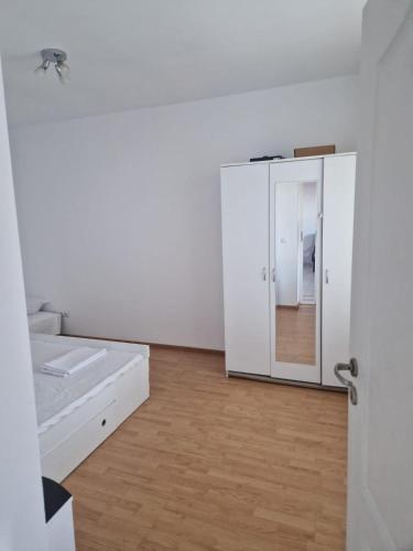 um quarto vazio com uma porta e um espelho em Maria Residence 1C em Costinesti