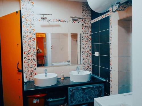 Baño con 2 lavabos y espejo en Jasmin en Belgrado
