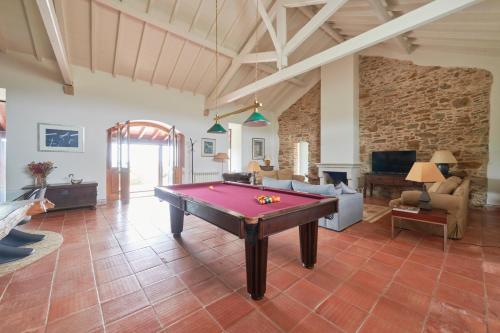 Fotografie z fotogalerie ubytování 2BR Farmhouse with Swimming Pool, By TimeCooler v destinaci Sobral de Monte Agraço