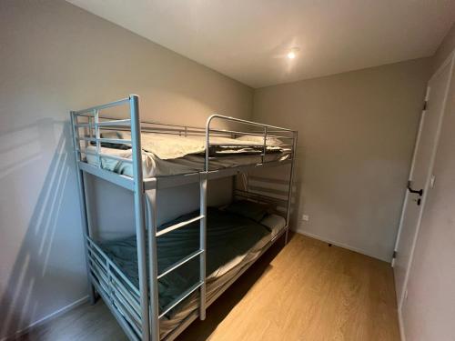 BilstainにあるMaison Léonの二段ベッド2組が備わる二段ベッド付きの客室です。