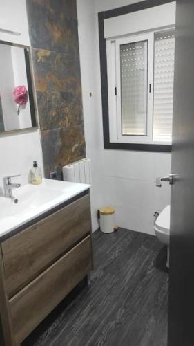 a bathroom with a sink and a toilet at Precioso piso en Ourense centro in Ourense