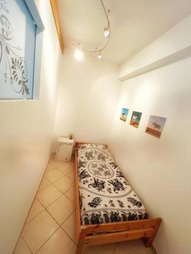 ein kleines Zimmer mit einem Bett in einer Wand in der Unterkunft Apartment in Santa Marinella in Santa Marinella