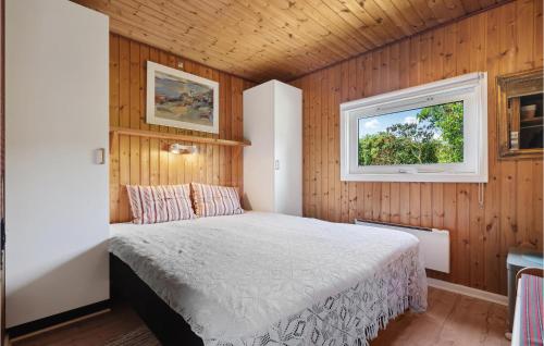 Skovbyにある3 Bedroom Nice Home In Sydalsの窓付きの部屋にベッド付きのベッドルーム1室があります。