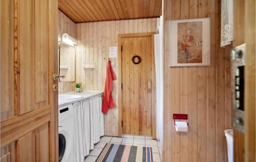 SkovbyにあるStunning Home In Sydals With 3 Bedrooms, Sauna And Wifiのバスルーム(シンク、洗濯機付)