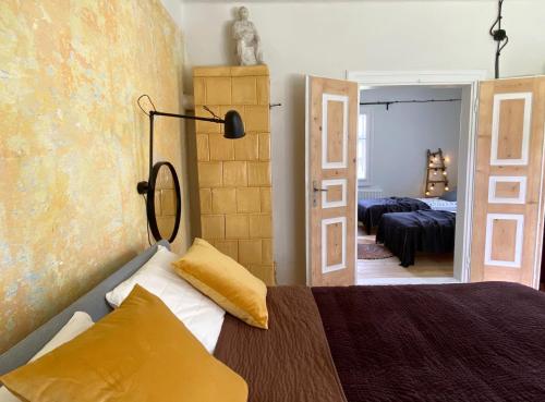 1 dormitorio con 1 cama y sala de estar en Siedlisko pod Lipami, en Lipniki