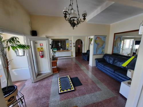a living room with a couch and a rug at RESIDENCIAL METRO REPUBLICA in Santiago