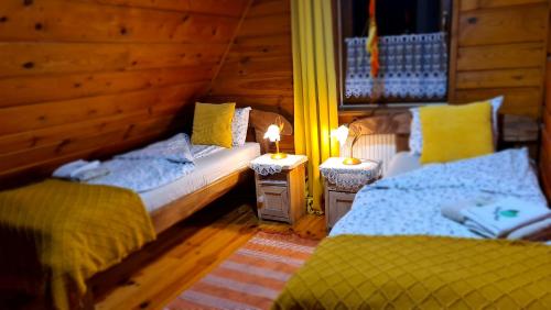 1 Schlafzimmer mit 2 Betten und 2 Kerzen auf Tischen in der Unterkunft Miętowy Anioł in Ustrzyki Dolne