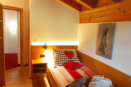 a living room with a couch and a lamp at Hotel Madrisajoch in Sankt Antönien