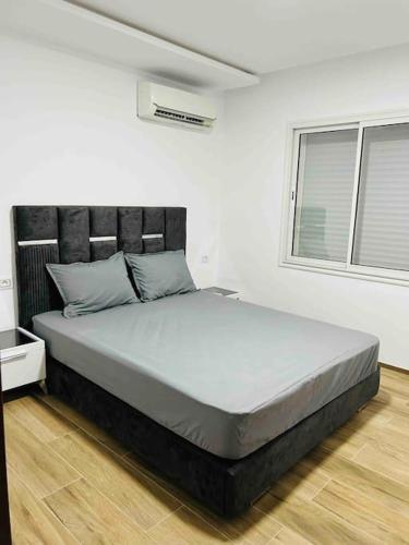 sypialnia z dużym łóżkiem w pokoju w obiekcie Appartement cosy à l'Aouina w mieście Tunis