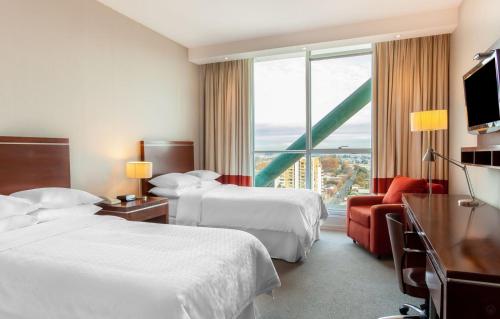 una camera d'albergo con due letti e una finestra di Four Points By Sheraton Los Angeles a Los Ángeles