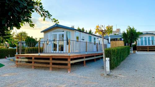 una casa pequeña sentada en una terraza de madera en Camping Totana Park, en Totana