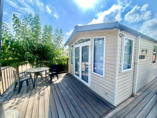 ein winziges Haus mit einem Tisch auf einer Terrasse in der Unterkunft Camping Totana Park in Totana