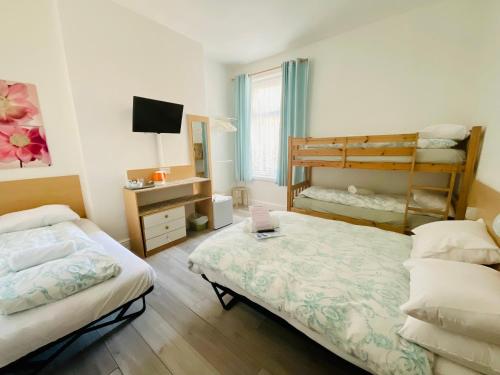 un dormitorio con dos camas y una litera en Granville Hotel, en Blackpool