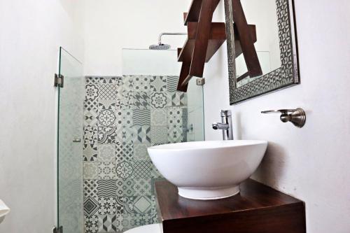 a bathroom with a sink and a shower at HOTEL OLAS ALTAS BUCERIAS in Bucer&iacute;as