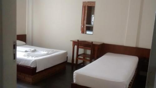 a hotel room with a bed and two lamps at Hotel Alvorada in Goiânia