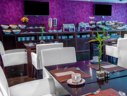 Un restaurante o sitio para comer en Four Points By Sheraton Los Angeles