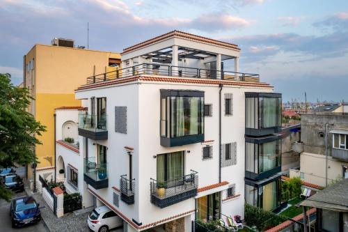 - un bâtiment blanc avec un balcon en haut dans l'établissement Rosetti One, à Constanţa