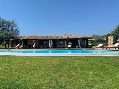La alberca dentro o cerca de Porto Coda Cavallo Salina Bamba