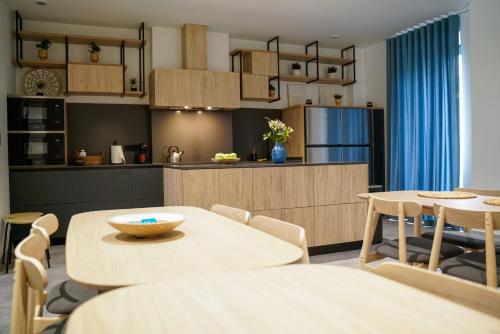 a kitchen and dining room with a table and chairs at Coliving Compostela in Santiago de Compostela