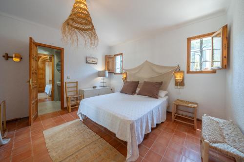 een slaapkamer met een wit bed in een kamer bij Villa Romana in L'Escala