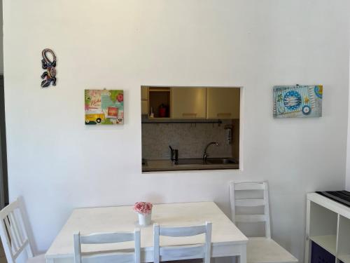フレジェネにあるVilla Giuliaのダイニングルーム(テーブル、椅子付)、キッチン