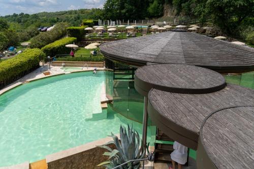 Kolam renang di atau dekat dengan Terme Di Sorano Resort