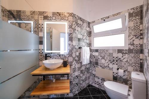 La salle de bains est pourvue d'un lavabo et de toilettes. dans l'établissement Tucha's Apartement, à São Gonçalo
