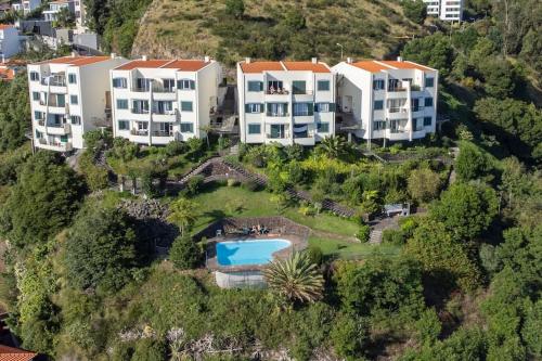 uma vista aérea de uma villa com um resort em Tucha's Apartement em São Gonçalo