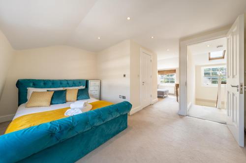 倫敦的住宿－Luxury 4 bed house in Belgravia Knightsbridge，一间卧室,卧室内配有一张蓝色大床