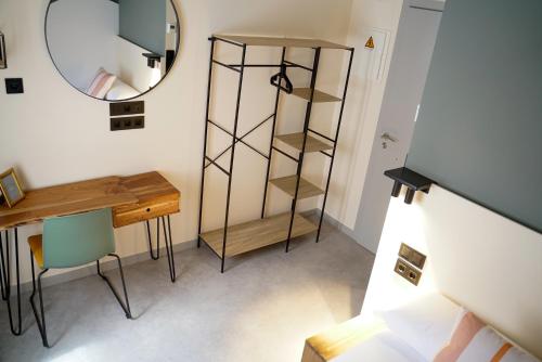 a room with a desk and a mirror at Coliving Compostela in Santiago de Compostela