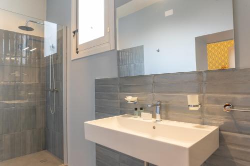 a bathroom with a sink and a shower at Il Cavaliere al borgo antico in Copertino