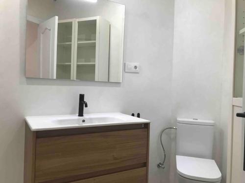 a bathroom with a sink and a toilet at Apartamento Urban Recién reformado 15’ de la playa in San Vicente del Raspeig