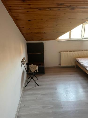 ein leeres Zimmer mit einem Bett und einem Stuhl darin in der Unterkunft 2 Room 1 bathroom 1 Kitchen 3-4 people in Istanbul