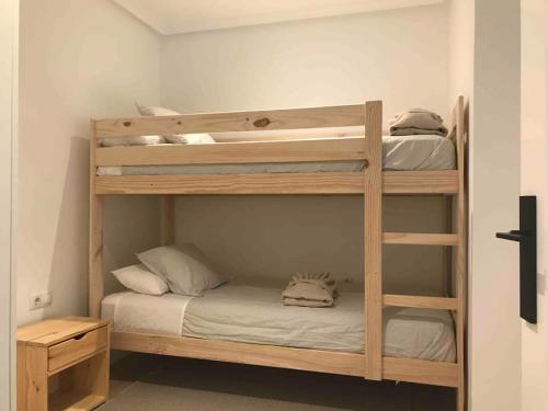 a couple of bunk beds in a room at Apartamento Urban Recién reformado 15’ de la playa in San Vicente del Raspeig