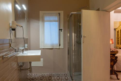 a bathroom with a sink and a shower at Il Cavaliere al borgo antico in Copertino