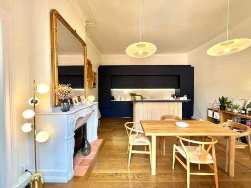 une salle à manger avec une table et une cheminée dans l'établissement Superbe duplex climatisé place St Etienne, parking, à Toulouse