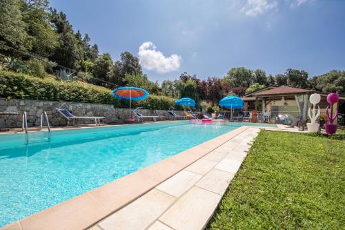 una piscina con sombrillas en un patio en Marco's Villa - Apartment with Private Pool, en Chiatri