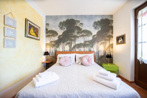 1 dormitorio con 1 cama con toallas en Marco's Villa - Apartment with Private Pool, en Chiatri