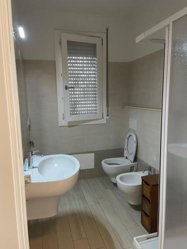 La salle de bains est pourvue de 2 lavabos et de toilettes. dans l'établissement Cravellet 67, à Alghero