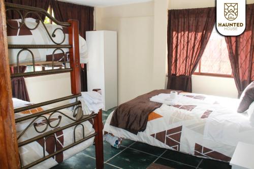 1 dormitorio con 1 cama y 1 litera en Haunted House Casa Vacacional en Baños